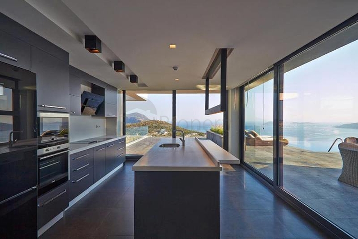 Современная вилла с видом на море в Калкане