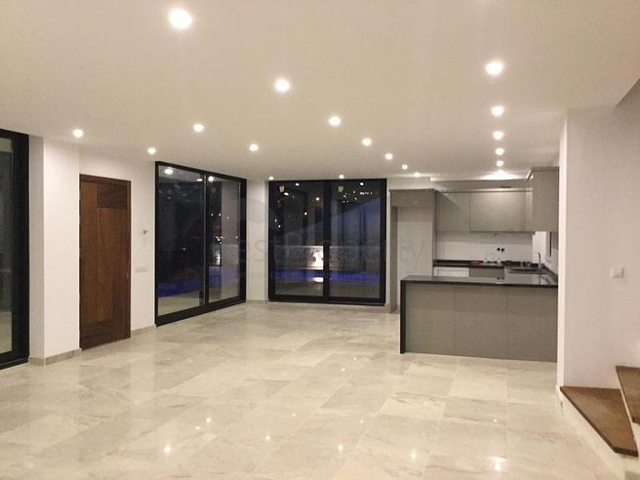 Современная вилла с видом на море в Калкане