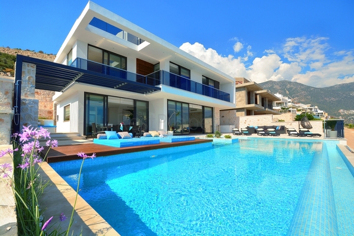 Великолепная вилла с видом на море в Калкане