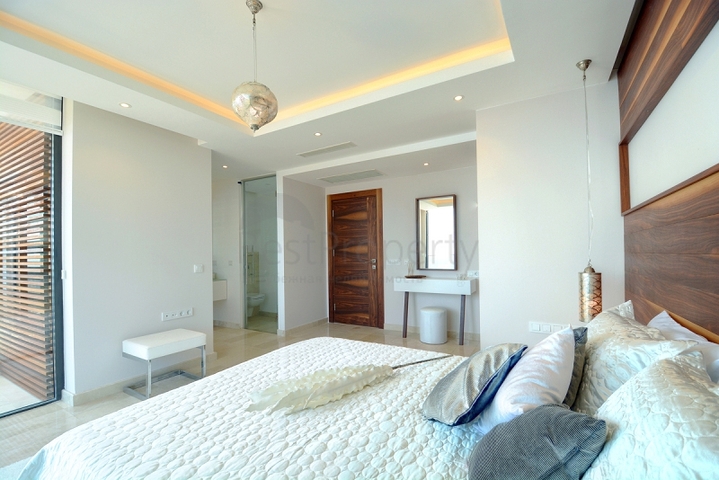 Великолепная вилла с видом на море в Калкане