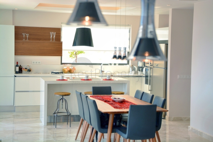 Великолепная вилла с видом на море в Калкане