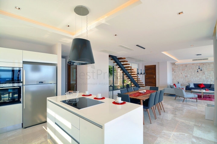 Великолепная вилла с видом на море в Калкане