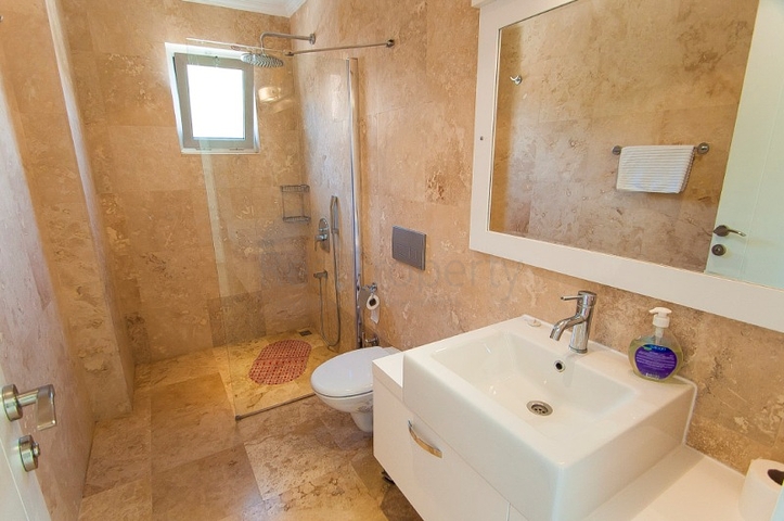 Удивительная вилла с видом на море в Калкане, Анталья