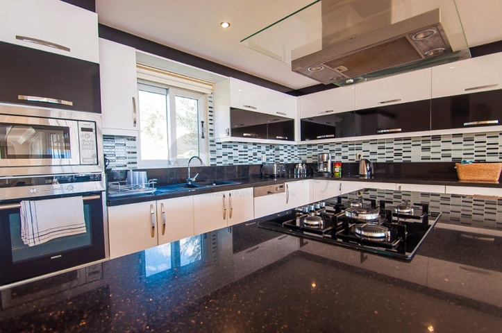 Удивительная вилла с видом на море в Калкане, Анталья