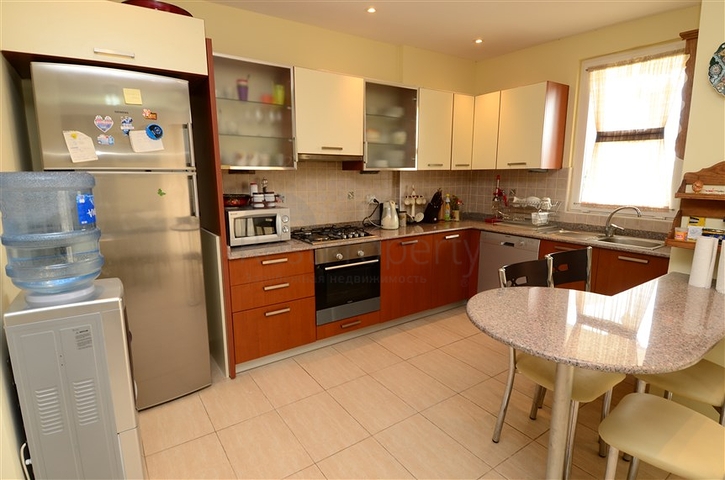 Просторная трехкомнатная квартира всего в 150 метрах от моря.