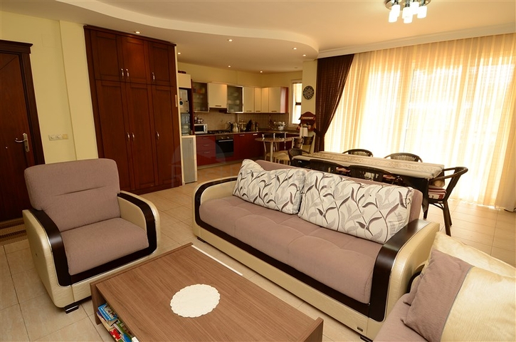 Просторная трехкомнатная квартира всего в 150 метрах от моря.