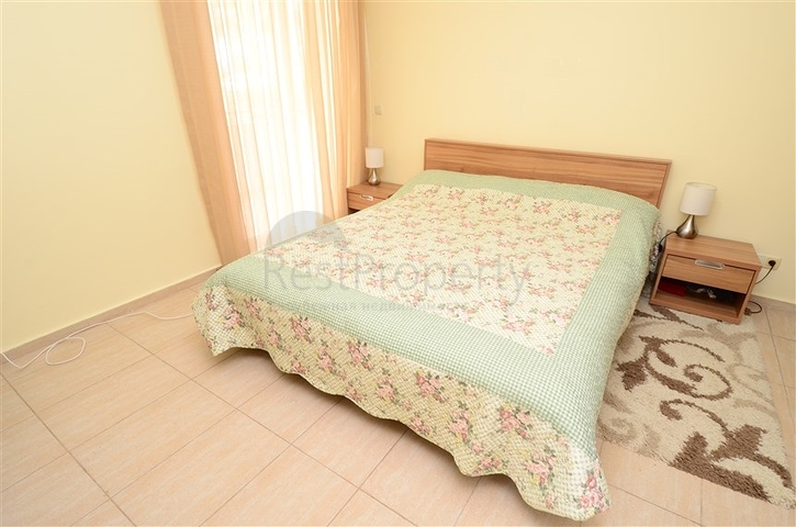 Просторная трехкомнатная квартира всего в 150 метрах от моря.