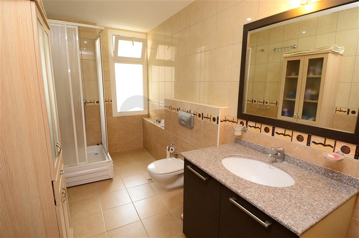 Просторная трехкомнатная квартира всего в 150 метрах от моря.