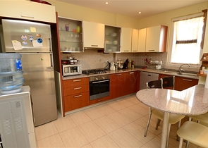 Просторная трехкомнатная квартира всего в 150 метрах от моря.