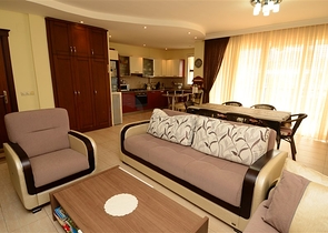 Просторная трехкомнатная квартира всего в 150 метрах от моря.