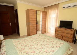 Просторная трехкомнатная квартира всего в 150 метрах от моря.