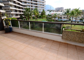 Просторная трехкомнатная квартира всего в 150 метрах от моря.