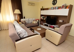 Просторная трехкомнатная квартира всего в 150 метрах от моря.