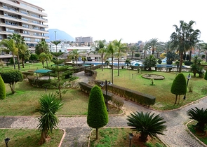 Просторная трехкомнатная квартира всего в 150 метрах от моря.