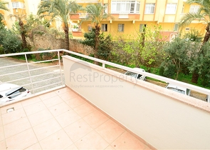 Просторная трехкомнатная квартира всего в 150 метрах от моря.