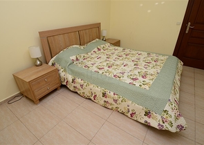 Просторная трехкомнатная квартира всего в 150 метрах от моря.