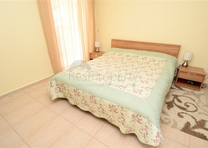 Просторная трехкомнатная квартира всего в 150 метрах от моря.