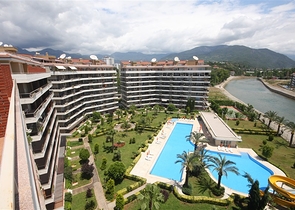 Просторная трехкомнатная квартира всего в 150 метрах от моря.