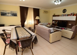 Просторная трехкомнатная квартира всего в 150 метрах от моря.