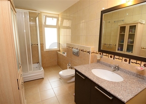 Просторная трехкомнатная квартира всего в 150 метрах от моря.