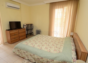 Просторная трехкомнатная квартира всего в 150 метрах от моря.