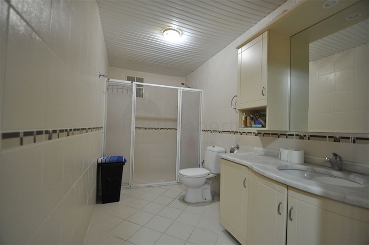 Просторная квартира 2+1 в шикарном комплексе в Махмутларе