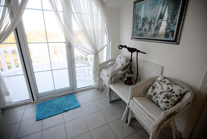 Вилла 4+1 с мебелью в центре Белека в 500 м от гольф полей