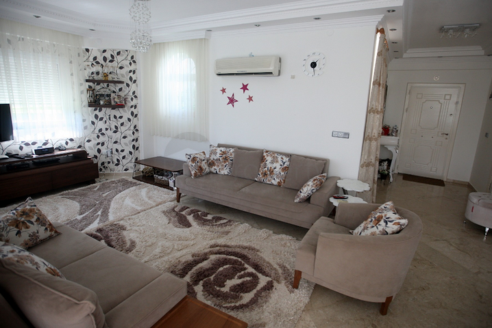 Вилла 4+1 с мебелью в центре Белека в 500 м от гольф полей