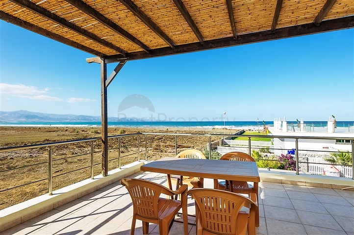 Трехкомнатная квартира на берегу моря