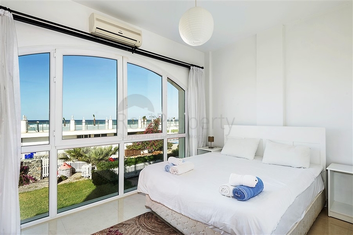 Трехкомнатная квартира на берегу моря