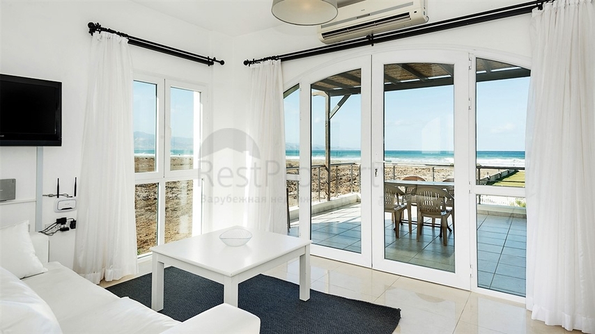 Трехкомнатная квартира на берегу моря