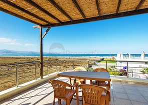 Трехкомнатная квартира на берегу моря