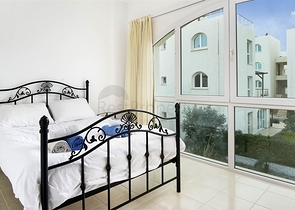 Трехкомнатная квартира на берегу моря