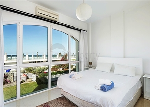 Трехкомнатная квартира на берегу моря