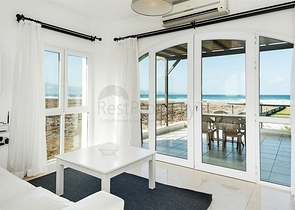 Трехкомнатная квартира на берегу моря