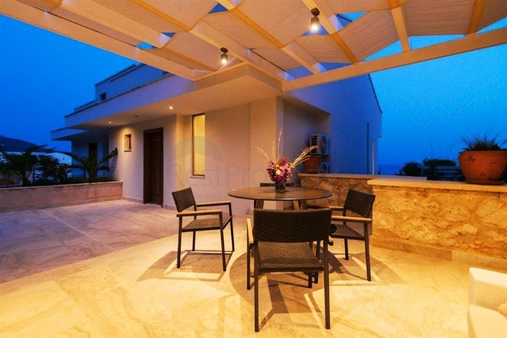 Роскошный дуплекс с невероятным видом на море