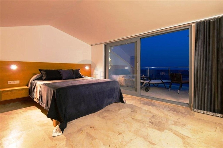 Роскошный дуплекс с невероятным видом на море