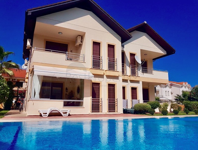 Дом с 3 спальнями в центре Кемера 700 м до моря