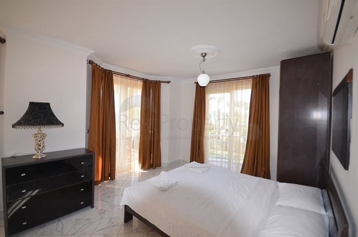 Вилла с собственным пляжем и прямым видом на море