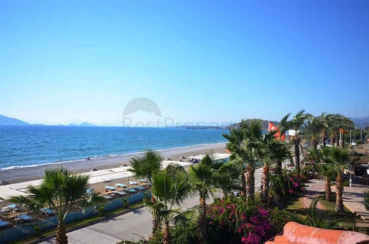 Вилла с собственным пляжем и прямым видом на море