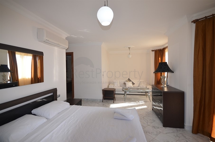 Вилла с собственным пляжем и прямым видом на море