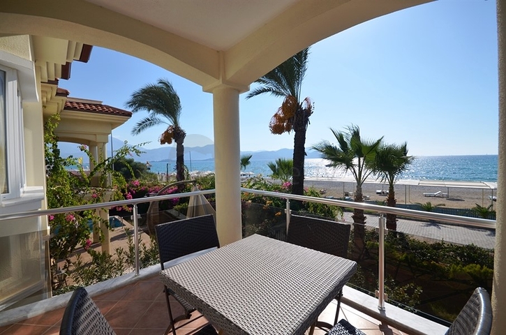 Вилла с собственным пляжем и прямым видом на море