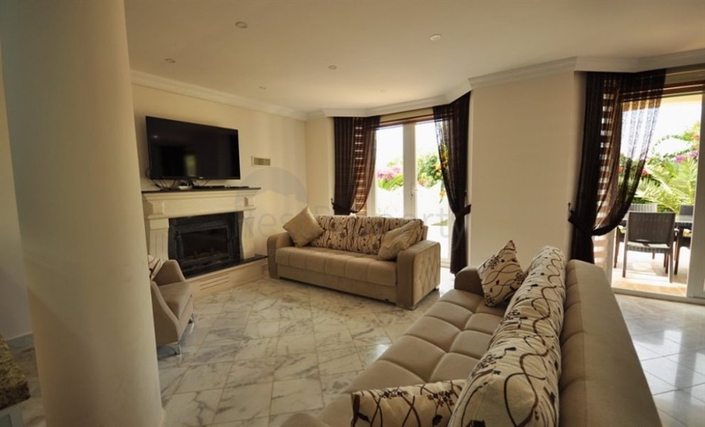 Вилла с собственным пляжем и прямым видом на море