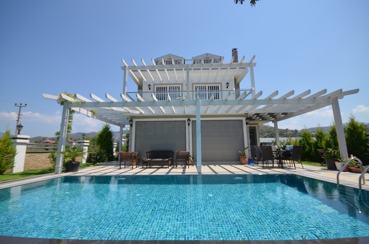 Роскошная вилла с большим садом и бассейном в Фетхие