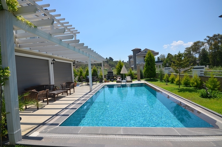 Роскошная вилла с большим садом и бассейном в Фетхие