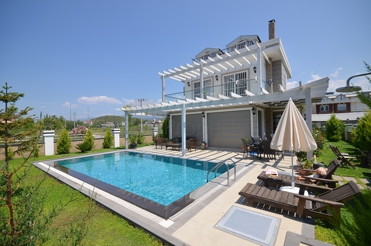 Роскошная вилла с большим садом и бассейном в Фетхие