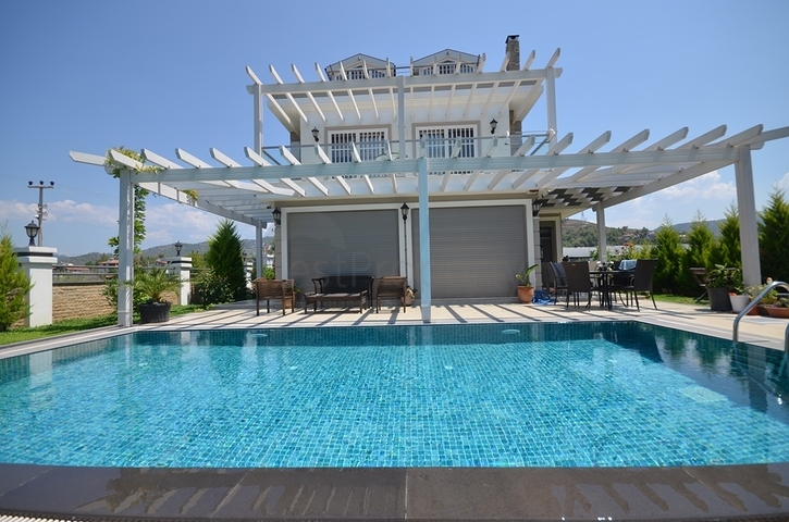 Роскошная вилла с большим садом и бассейном в Фетхие