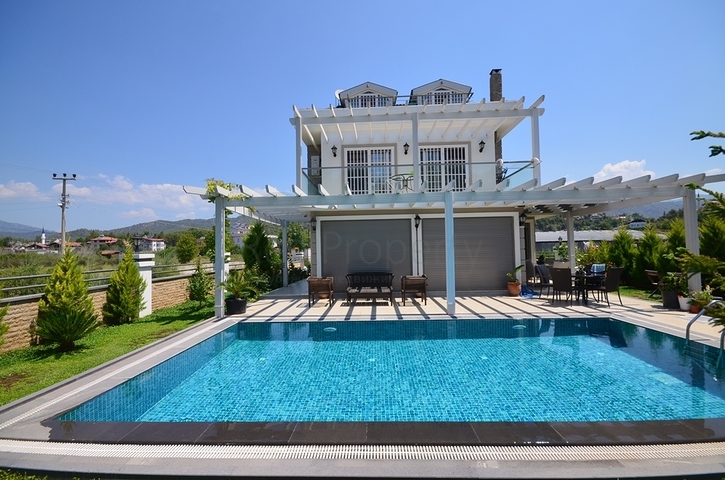 Роскошная вилла с большим садом и бассейном в Фетхие