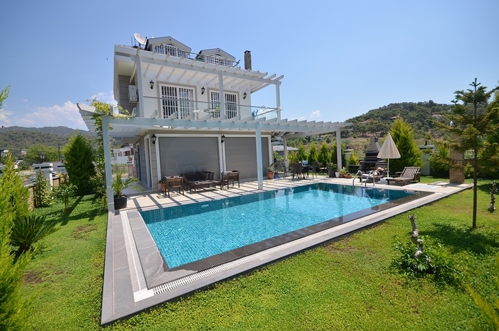 Роскошная вилла с большим садом и бассейном в Фетхие