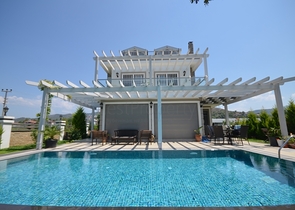 Роскошная вилла с большим садом и бассейном в Фетхие